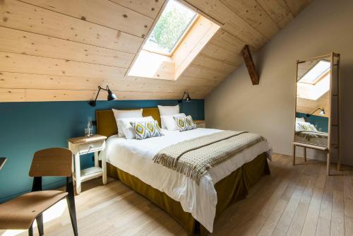 une chambre avec un lit et une lucarne dans l'établissement ANNEXE 1888, à Magland