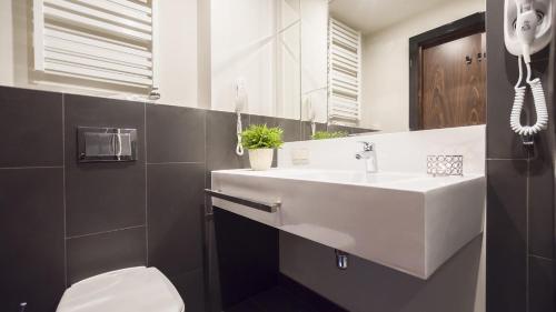 コウォブジェクにあるVacationClub - Diune Apartment 231のバスルーム(白い洗面台、トイレ付)