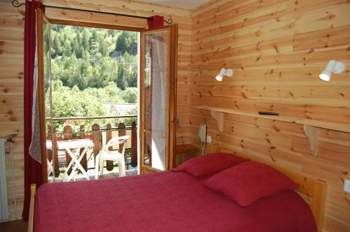 Ένα ή περισσότερα κρεβάτια σε δωμάτιο στο Au Bon Logis