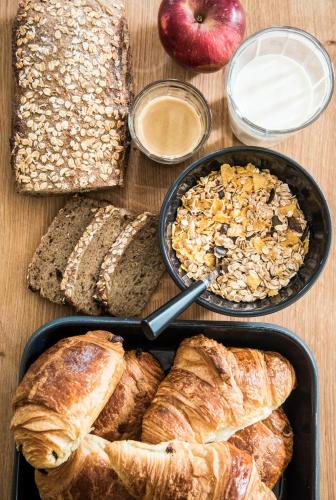 a table topped with a tray of bread and pastries at ANNEXE 1888 in Magland