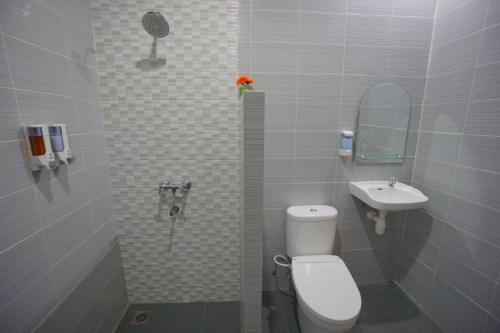 Un baño de The Cabin Tanjung Hotel Wonosobo