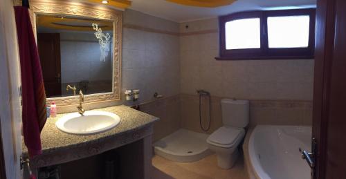A bathroom at Villa Voirani