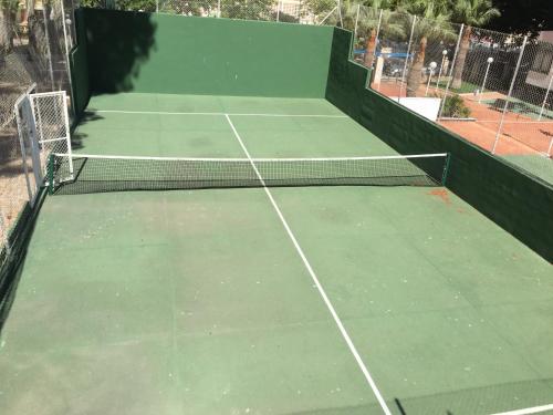 a tennis court with a net on top of it at Residence Vacanza Torre Monaco in Benidorm