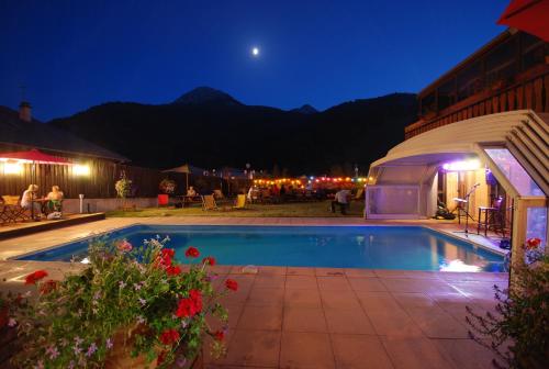 サン・シャフレにあるHôtel Plein Sud et piscine ***の夜の裏庭のプール