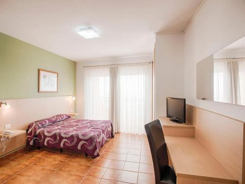 a hotel room with a bed and a flat screen tv at Hotel Ucanca in Granadilla de Abona