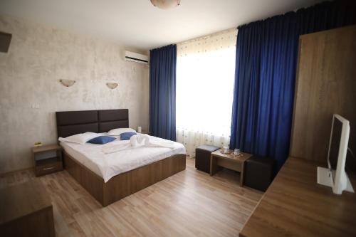 Un pat sau paturi într-o cameră la Vila Santorini Mamaia Nord