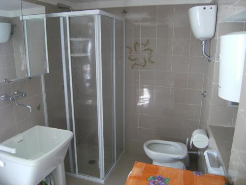 ポンツァにあるMagi - Begoniaのバスルーム(シャワー、トイレ、シンク付)