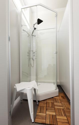 Un baño de EHE Hostel