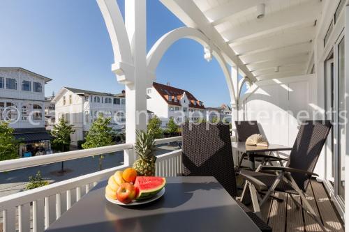 einen Obstteller auf einem Tisch auf einem Balkon in der Unterkunft Villa Hildegard by Callsen in Binz
