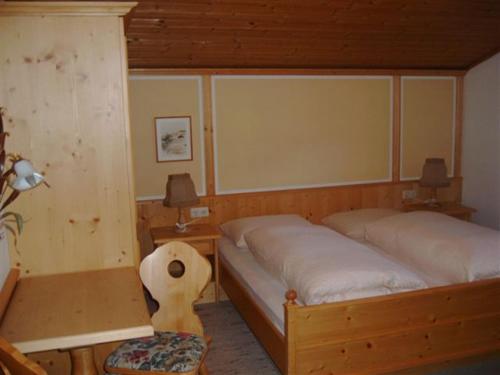 a bedroom with two twin beds in a room at Pension Schachernhof in Mittersill