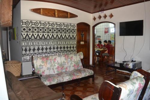 sala de estar con sofá y TV en Hostel Roraima en Boa Vista