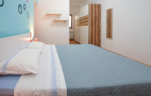 1 dormitorio con 1 cama grande en una habitación en Apartmaji in Vinogradništvo Klobas, en Sečovlje