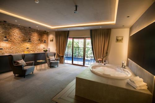 un bagno con una grande vasca in una stanza di Cityloft 24 a Istanbul