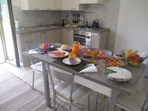 een keuken met een tafel met eten erop bij B&B Carmen in San Giovanni Bianco
