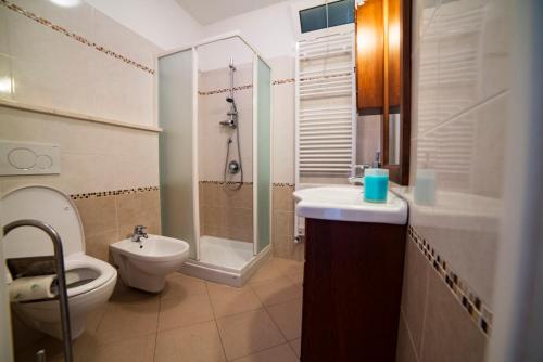 CivezzaにあるLa Tavernettaのバスルーム(トイレ、洗面台、シャワー付)