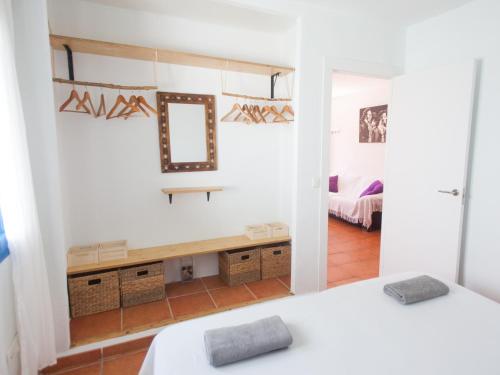 タリファにあるTarifa Cozy House - Beach & Parkingの白い部屋(ベッド2台、鏡付)
