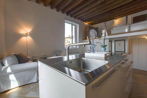ヴェネツィアにあるZattere Design Loft R&Rのキッチン(ステンレス製のシンク、ソファ付)