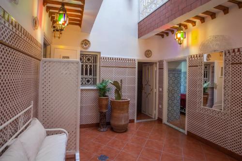sala de estar con sofá y espejo en Hotel Zaitoune en Marrakech