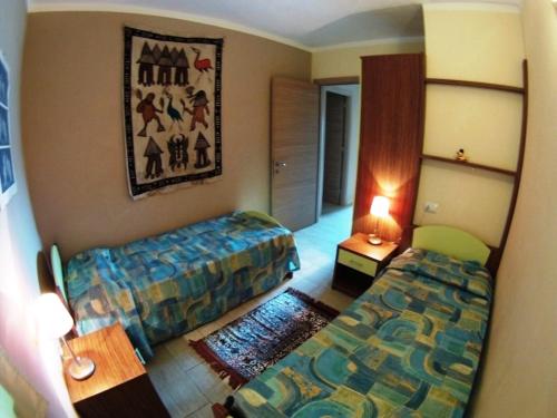 Zimmer mit einem Schlafzimmer mit einem Bett und einem Sofa in der Unterkunft Djasal Moradias Apartment in Santa Maria