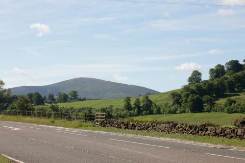 a road with a mountain in the distance at Tinto Hotel in Symington