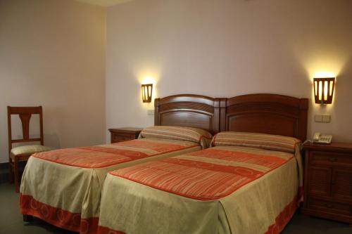 Un pat sau paturi într-o cameră la Hostal La Nava