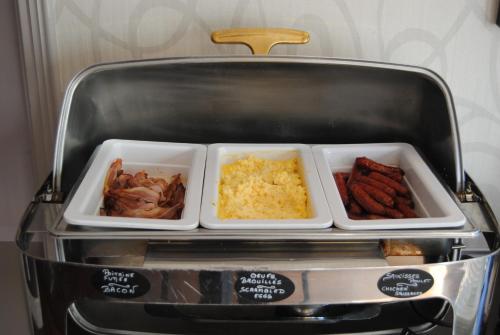 un four grille-pain avec quatre plateaux de nourriture à l'intérieur dans l'établissement Résidence du Grand Hôtel, au Plessis-Robinson