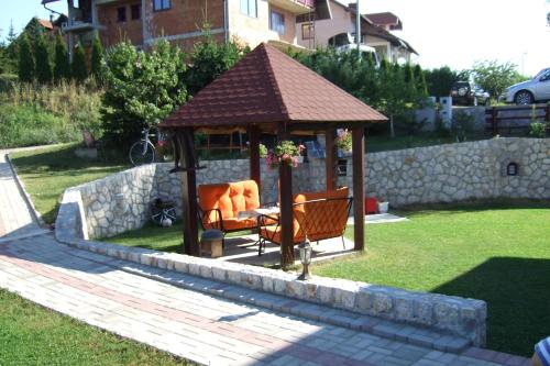 Κήπος έξω από το Apartmani Aleksijević