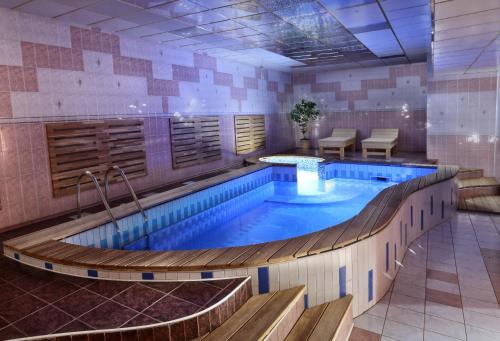 a pool in a hotel room with a swimming pool at Hotel Complex Sosnoviy Bor in Ivanovo
