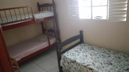 a small bedroom with two bunk beds and a window at Casa Temporada Silvana in Olímpia