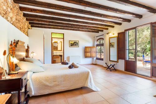 ein Schlafzimmer mit einem großen Bett und einem Tisch in der Unterkunft Agroturisme Ca'n Gaia in Portocolom