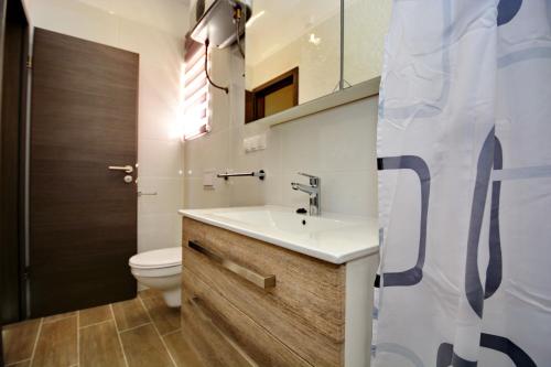 bagno con lavandino e servizi igienici di Apartments Clara a Nin