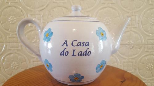 a casa do labo teapot on a table at A Casa do Lado in Horta
