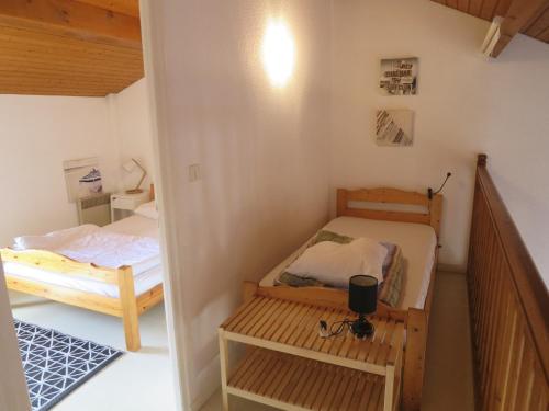 a small room with two bunk beds and a staircase at Les Marines in Biscarrosse-Plage