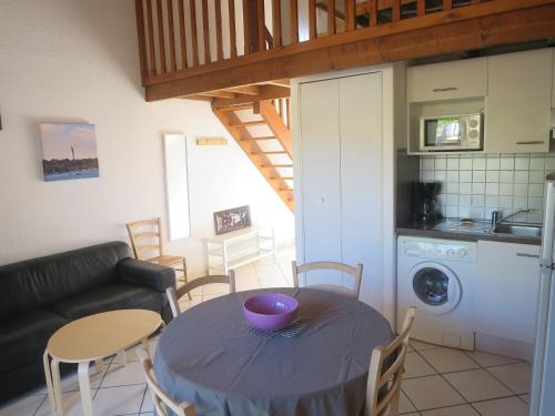 a living room with a table with a bowl on it at Les Marines in Biscarrosse-Plage