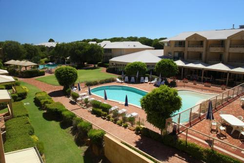 Bazén v ubytování Abbey Beach Resort nebo v jeho okolí