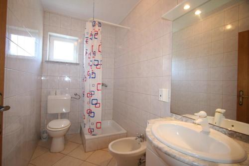łazienka z umywalką, toaletą i prysznicem w obiekcie Apartment in Silo/Insel Krk 13588 w mieście Šilo