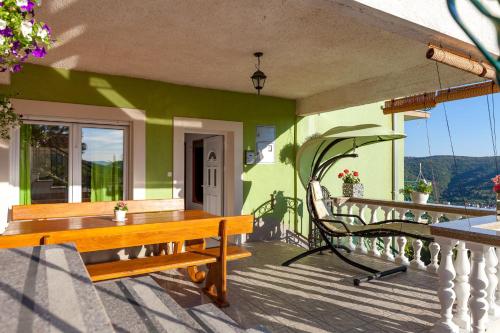 Apartment Stela with heated private pool and Whirlpool Gornje Sitno