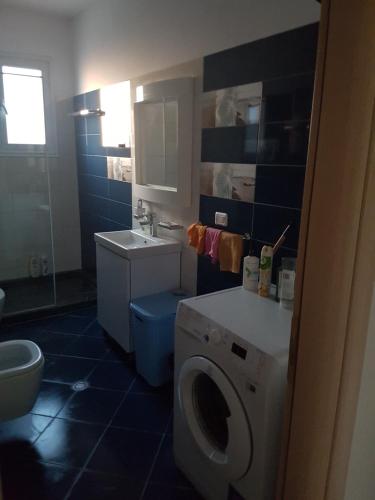 Φωτογραφία από το άλμπουμ του Modern cozy apartment seaview σε Vlorë