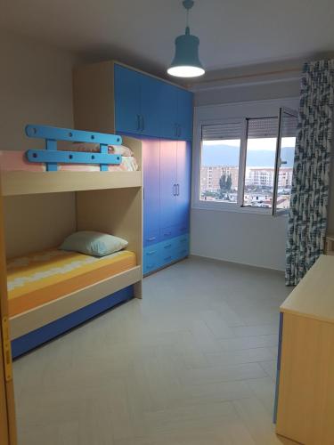 Krevet ili kreveti na sprat u jedinici u okviru objekta Modern cozy apartment seaview