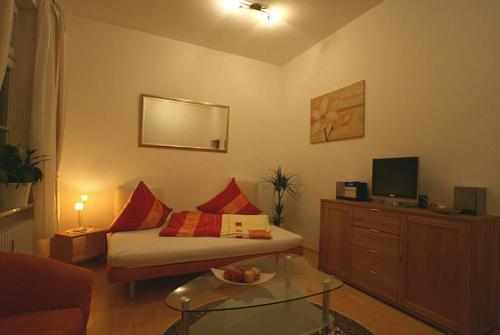 Schlafzimmer mit einem Bett, einem TV und einem Tisch in der Unterkunft Ferienwohnung - Schusterstraße in Freiburg im Breisgau