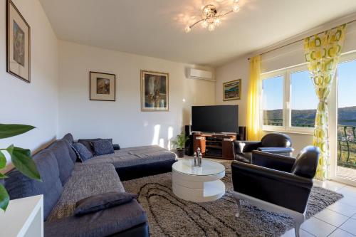 Apartment Stela with heated private pool and Whirlpool Gornje Sitno