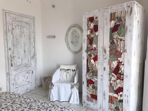a room with a bed and a door with a blanket at Carpe Diem in Portacomaro