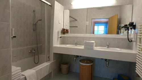 Appartementhotel Hechenbergにあるバスルーム