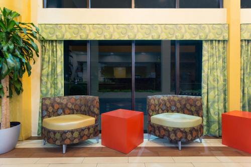 Days Inn by Wyndham Florence/I-95 Northにあるシーティングエリア