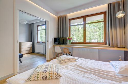 グダニスクにあるLe Meridien Apartmentのベッドルーム(大きな白いベッド1台、窓付)