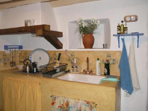 a kitchen with a sink and a counter top at Casa Rural La Alameda in Madridejos