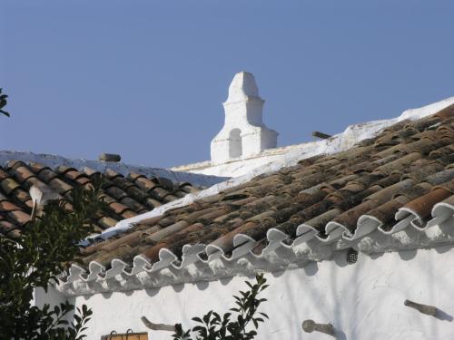 a white roof with a white lighthouse on top of it at Casa Rural La Alameda in Madridejos