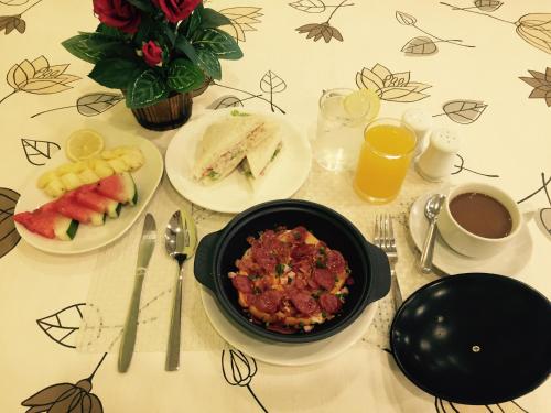 Phuket Chinoinn-SHAPlus Certified في فوكيت تاون: طاولة مليئة بأطباق الطعام ووعاء من الطعام