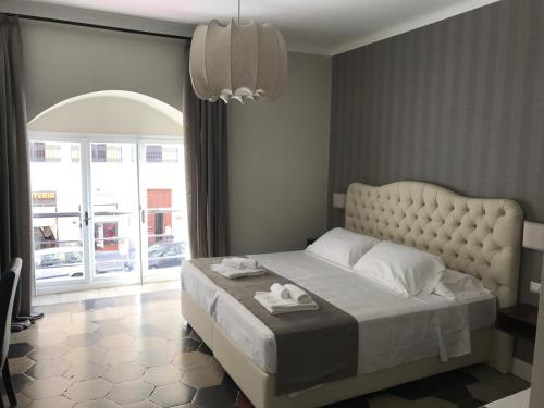 ein Schlafzimmer mit einem Bett mit zwei Handtüchern darauf in der Unterkunft Residenza Roma Imperiale in Rom