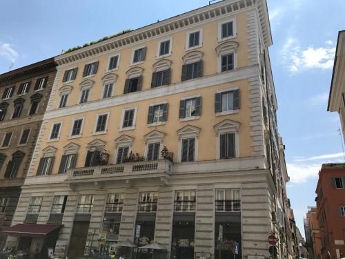 ein großes Gebäude in einer Stadt mit Fenstern in der Unterkunft Residenza Roma Imperiale in Rom